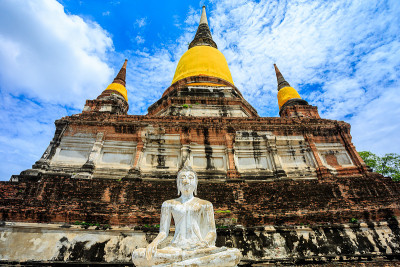 泰国Yai Chaimongkol寺的古代佛像。