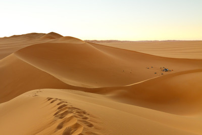 在Awbari Sand Sea，撒哈拉沙漠宿营地的远景