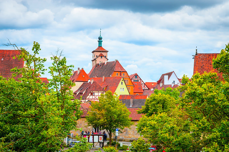 位于德国巴伐利亚州的Rothenburg ob der Tauber美丽的街道，有传统的德国房屋