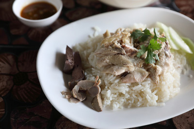 泰国美食美食蒸鸡与米饭在木材背景