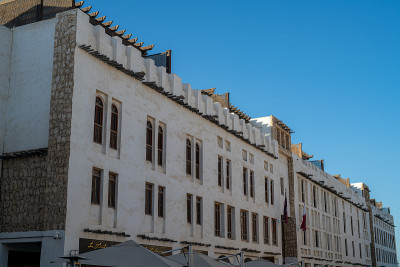 卡塔尔，多哈——2021年10月:在古老的Souq Waqif，来自卡塔尔遗产的老房子的立面。
