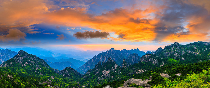 中国日出时的黄山风景。