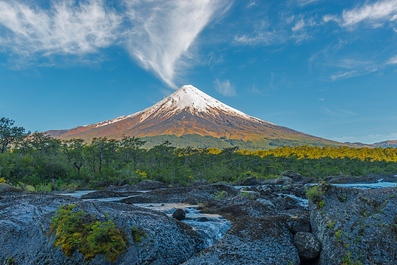 日出时的奥索尔诺火山