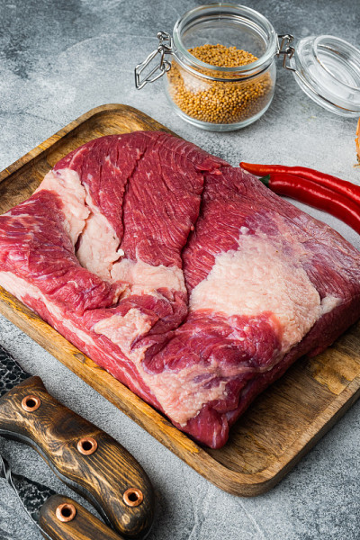 大理石牛腩片，用烟熏烧烤的原料，熏牛肉，腌制，在灰色的石头背景上