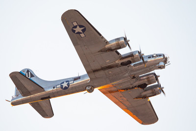 二战轰炸机(B-17飞行堡垒)在美丽的夕阳下