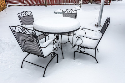 白雪覆盖的庭院家具