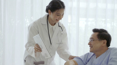 医生在医院或诊所照顾病人。医疗保健的概念。