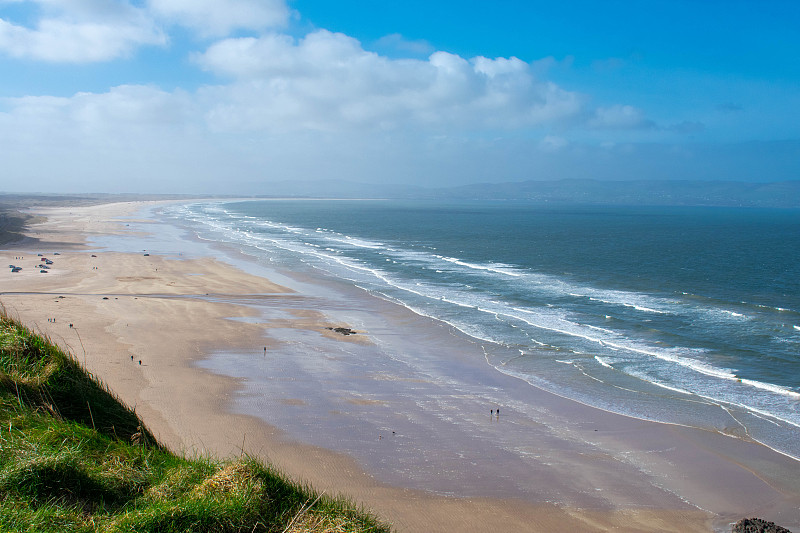 Mussenden Temple和Benone Beach在卡斯尔洛克，大西洋海岸在北爱尔兰