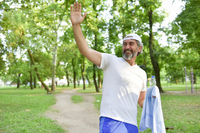 一位白发苍苍的中年男子正在公园里活动