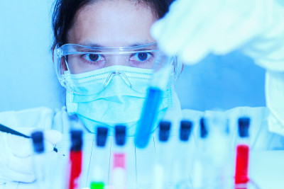 科学家手里拿着烧瓶