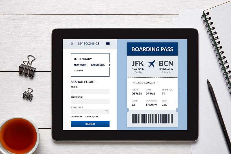 登机牌概念在平板电脑屏幕与办公物品