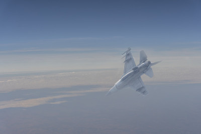 F-16飞机穿过大气层
