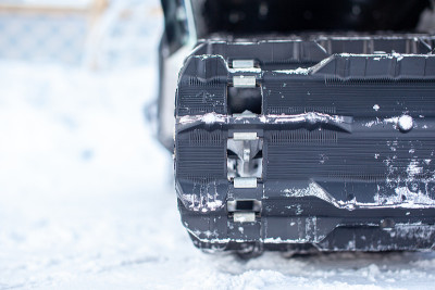 冬季雪地摩托的后悬架。在雪中骑马