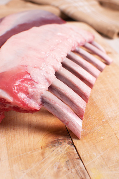 带骨的生牛肉