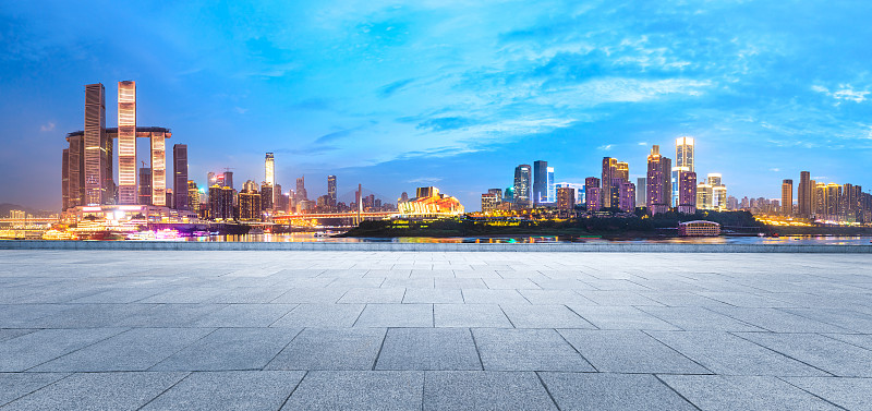 重庆空旷的广场地面和建筑景观天际线