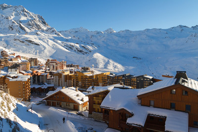 瓦尔索伦斯滑雪胜地的三山谷，法国。