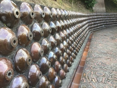 在东名市，一条被陶瓷烧酒瓶和陶制管子包围的通道叫做Dokanzaka