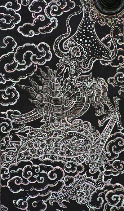 中国龙在泰国寺庙的门上，五颜六色