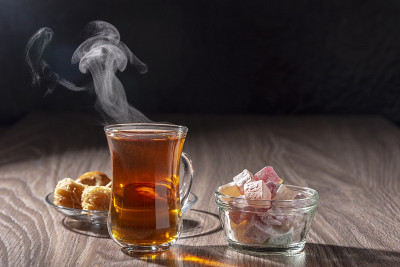 木桌上放着土耳其茶和糖果
