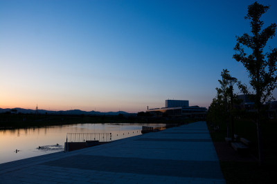 城市公园和美丽的黄昏天空