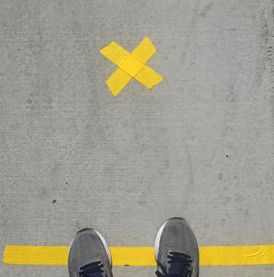 社交距离黄色“X”楼层标志