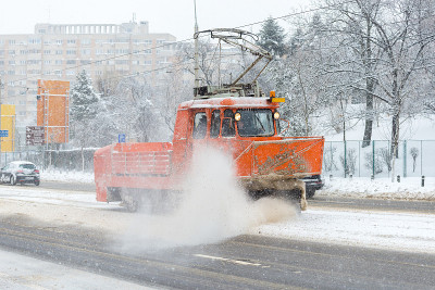 有轨扫雪机清除轨道上的积雪