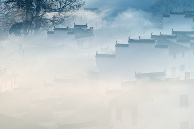 雾中的徽派建筑