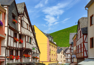 德国摩泽尔河流域:德国欧洲Bernkastel-Kues老城的市场广场和木结构房屋