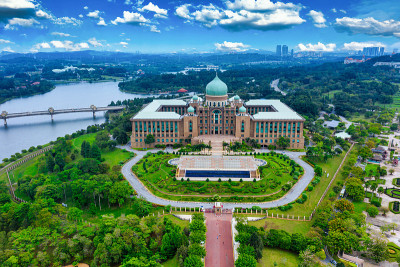 鸟瞰图的Jabatan Perdana门特里在白天在蓝天背景布城，马来西亚