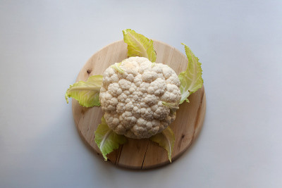 木质砧板上的白色花椰菜