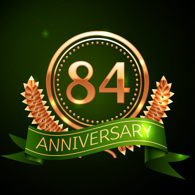 逼真的84周年庆典设计与金戒指和月桂花环，绿色缎带在绿色背景。彩色矢量模板元素为您的生日庆祝派对