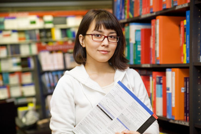 学生在图书馆