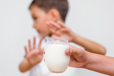 孩子拒绝喝牛奶。乳糖不耐症。奶制品不耐症儿童拒绝喝牛奶