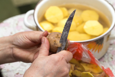 厨师用刀清洗土豆