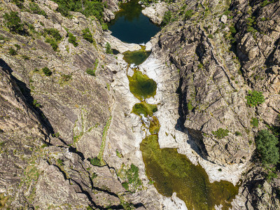 鸟瞰野生天然水池，Chassezac河，在lozere，法国