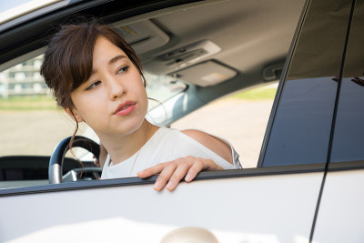 年轻女子开车往回开。
