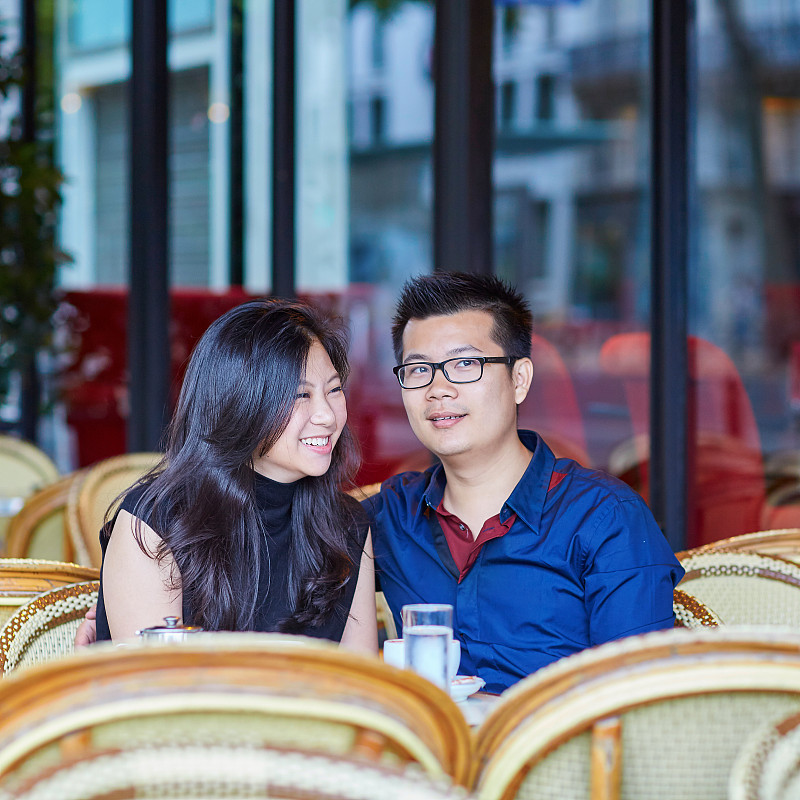 年轻浪漫的亚洲夫妇喝咖啡