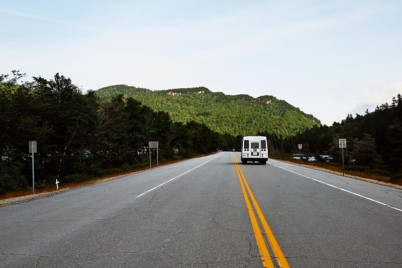 露营车在高速公路上穿过美国新罕布什尔州的白色山脉