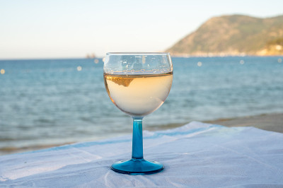 普罗旺斯的夏日，在法国瓦尔省土伦附近的沙滩和蓝色大海上，喝着冰冷的灰玫瑰葡萄酒