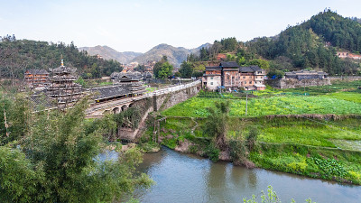 城阳河边的桥和花园