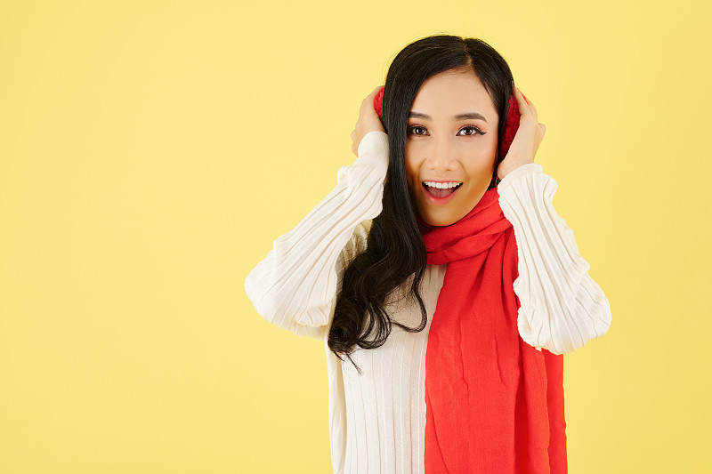 冬天穿衣服的女人
