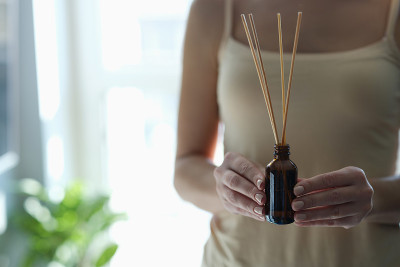 女性手中的香瓶特写