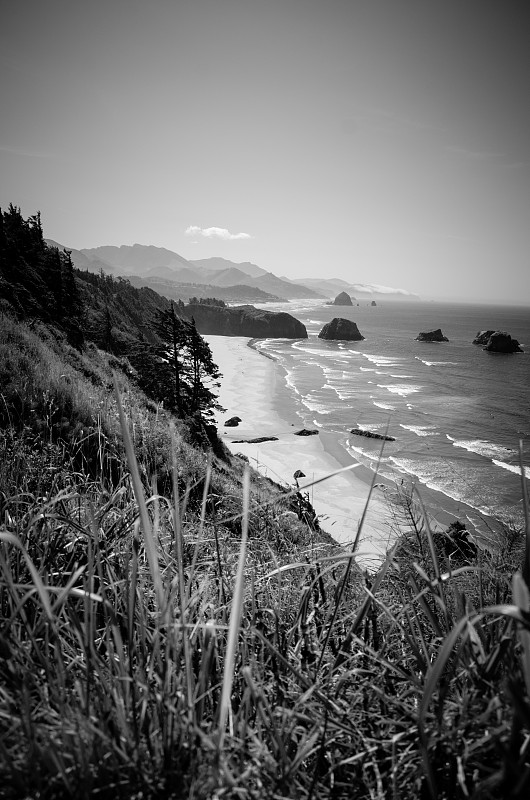 黑白海滩远景