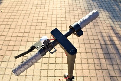 电动滑板车。