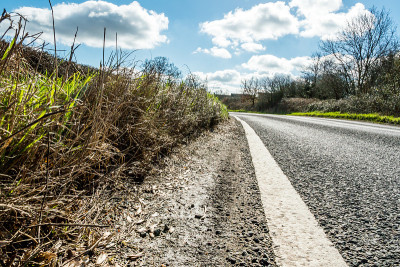 Sunny Day View of Empty UK Country Road的翻译是:Sunny 