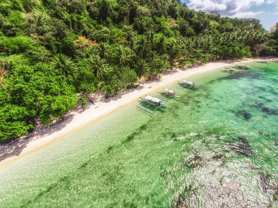 渔船的海滩鸟瞰图。Elnido,菲律宾,2018年。