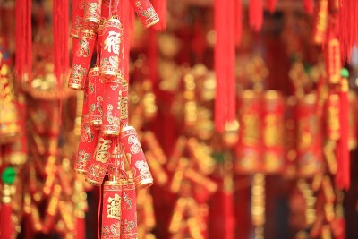 中国红色假烟花，象征财富、幸福和好运