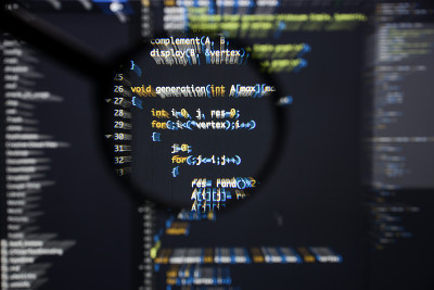 真正的c / c++代码开发屏幕。编程工作流抽象算法概念。行c / c++代码在放大镜头下可见的运动