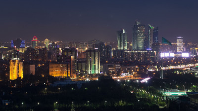 哈萨克斯坦阿斯塔纳的bayterek Timelapse城市中心和中央商务区的高架夜景