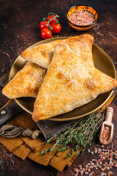 鸡肉芝士Samsa，东方Samsa派。黑暗的背景。俯视图